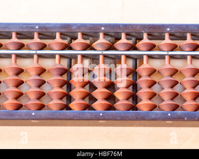 Abacus giapponese chiamato Soroban sul tavolo di legno Foto Stock