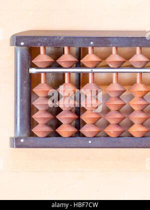 Abacus giapponese chiamato Soroban sul tavolo di legno Foto Stock