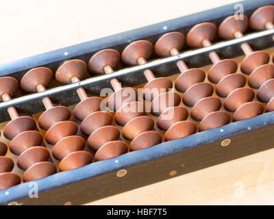 Abacus giapponese chiamato Soroban sul tavolo di legno Foto Stock