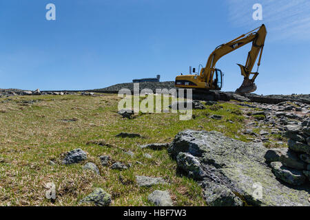 Gli sforzi di pulizia lungo il Mount Washington Cog Railway vicino alla vetta del Monte Washington, New Hampshire nel 2009. Foto Stock