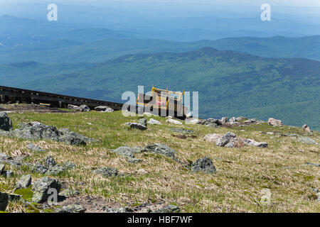 Gli sforzi di pulizia lungo il Mount Washington Cog Railway vicino alla vetta del Monte Washington, New Hampshire nel 2009. Foto Stock