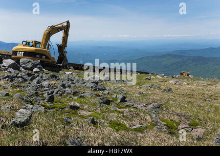 Gli sforzi di pulizia lungo il Mount Washington Cog Railway vicino alla vetta del Monte Washington, New Hampshire nel 2009. Foto Stock