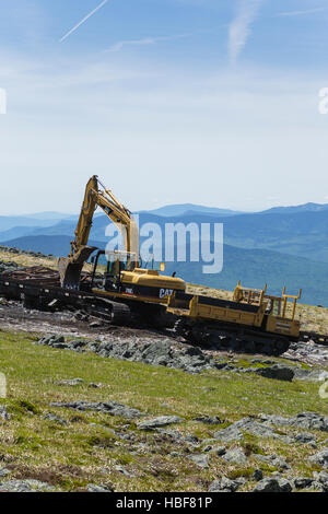 Gli sforzi di pulizia lungo il Mount Washington Cog Railway vicino alla vetta del Monte Washington, New Hampshire nel 2009. Foto Stock