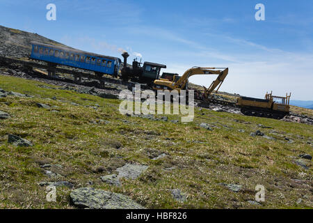 Gli sforzi di pulizia lungo il Mount Washington Cog Railway vicino alla vetta del Monte Washington, New Hampshire nel 2009. Foto Stock