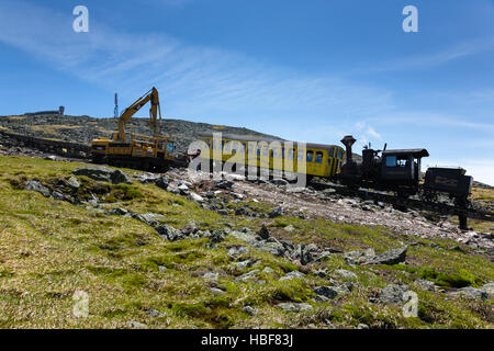 Gli sforzi di pulizia lungo il Mount Washington Cog Railway vicino alla vetta del Monte Washington, New Hampshire nel 2009. Foto Stock