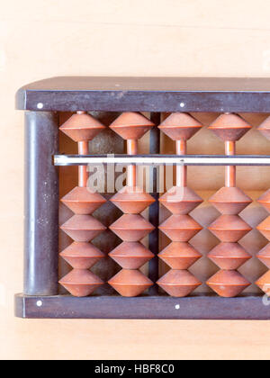 Abacus giapponese chiamato Soroban sul tavolo di legno Foto Stock