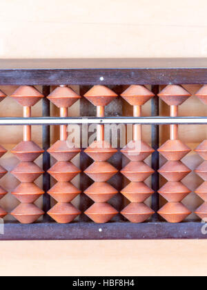 Abacus giapponese chiamato Soroban sul tavolo di legno Foto Stock