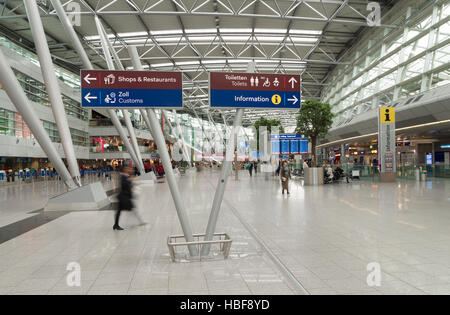 DUSSELDORF, Germania - 26 Aprile 2016: interrior moderno di Dusseldorf International Airport Terminal Foto Stock