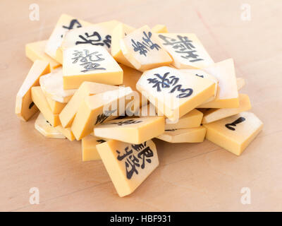 Una pila di scacchi giapponesi pezzi denominati shogi, noto anche come una posizione di partenza su un gioco chiamato Shogi Kuzushi Foto Stock