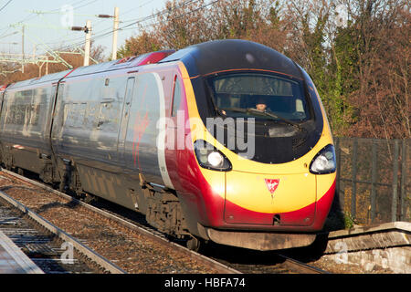Virgin Trains british rail class 390 treno 390 128 città di preston accelerando lungo Foto Stock