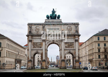 Porta Vittoria arco trionfale (Siegestor) di Monaco di Baviera, Germania Foto Stock