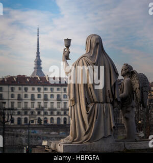 Torino, Italia - Gennaio 2016: fede statua Foto Stock