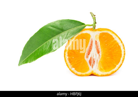 Tangerine (mandarino) con foglie tagliate a metà isolato su uno sfondo bianco. Clementina. Foto Stock