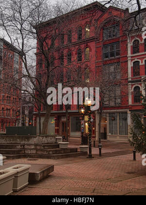 Syracuse, New York, Stati Uniti d'America. Dicembre 3, 2016. Appartamenti e vetrine di Hanover Square, Syracuse, New York Foto Stock