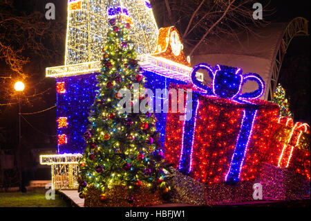 Festive albero di Natale decorato in winter Park Foto Stock