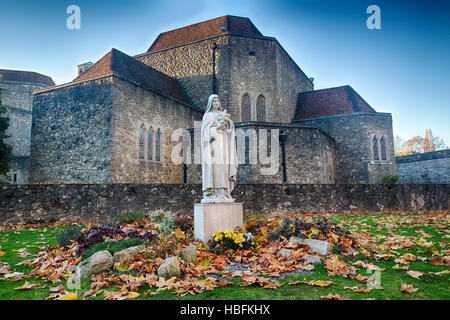 La Beata Vergine Maria statua del Santo Rosario a piedi presso i frati aylesford kent england regno unito nel tardo autunno sun Foto Stock