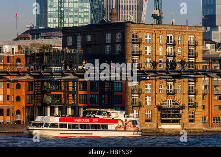 Una London Eye Crociera sul Fiume barca passa sotto il Millennium Bridge, il fiume Tamigi, Londra, Inghilterra Foto Stock