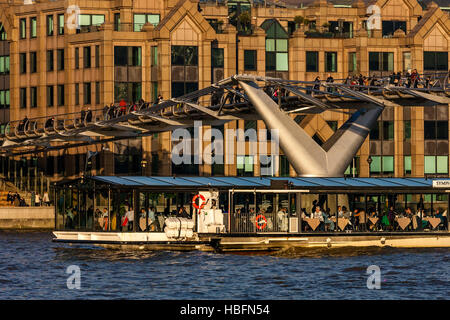 Una sinfonia Crociera sul Fiume barca passa sotto il Millennium Bridge sul fiume Tamigi a Londra, Inghilterra Foto Stock