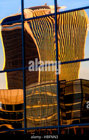 Il 20 Fenchurch Street edificio nella città di Londra si riflette sull'esterno dell'edificio di FT, Londra, Inghilterra Foto Stock