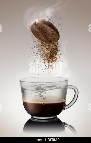 Si versa il caffè istantaneo in una tazza Foto Stock