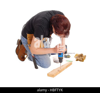 La donna nella foratura di legno. Foto Stock