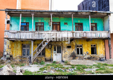 Vista della vecchia casa storica in Kars Foto Stock