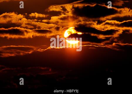 Il nostro sole è nascosto dietro le nuvole minacciose Foto Stock