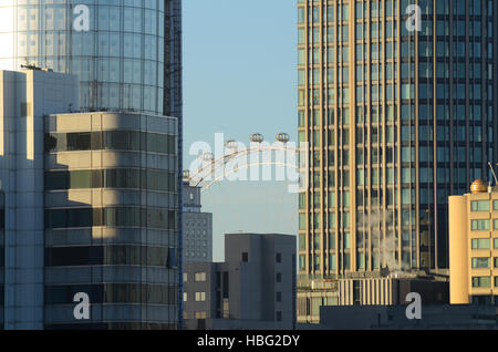 Parte inferiore del vaso. 1 Blackfriars o One Blackfriars (conosciuto informalmente come The Vase) è uno sviluppo ad uso misto in costruzione a Londra, Regno Unito Foto Stock