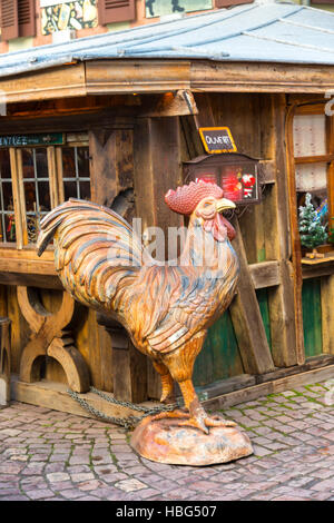 Antico gallo di legno nella Petite Venezia in Colmar, strada del vino, Alsazia, Haut Rhin Francia Foto Stock