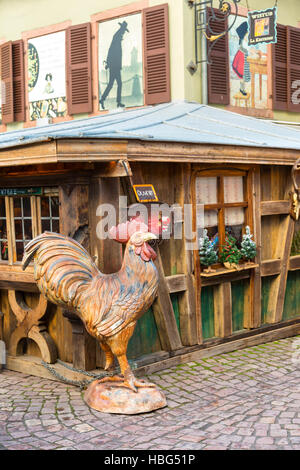 Antico gallo di legno nella Petite Venezia in Colmar, strada del vino, Alsazia, Haut Rhin Francia Foto Stock