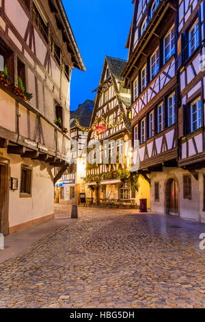Le decorazioni di Natale sulla storica tipica a struttura mista in legno e muratura,Petite France Strasburgo,via del vino, Alsazia, Bas Rhin, Francia Foto Stock