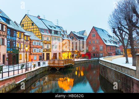 Decorazione di Natale al crepuscolo Petite Venise, Colmar Alsace Haut Rhin Francia Foto Stock