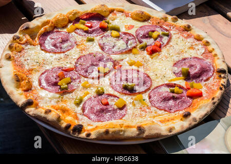 Pizza Salame con salsiccia per pizza Foto Stock