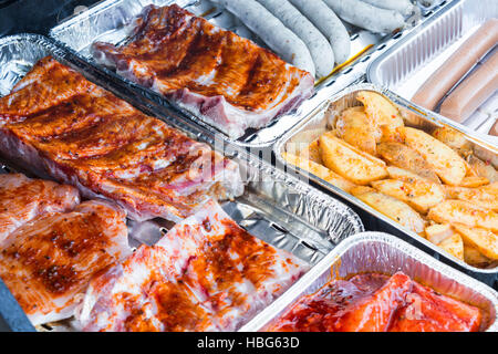 Grigliate di carne e salsicce alla griglia Foto Stock