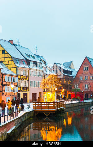 Decorazione di Natale al crepuscolo Petite Venise, Colmar Alsace Haut Rhin Francia Foto Stock