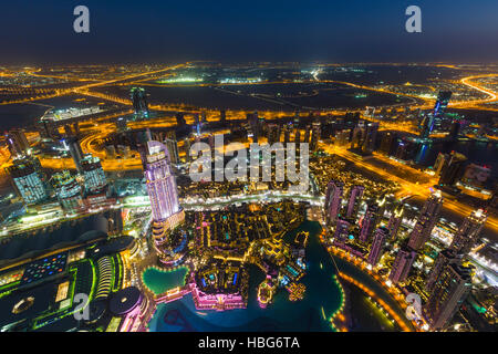 Vista dal Burj Khalifa Observation Deck, Fontana di Dubai, l'indirizzo Downtown Burj Dubai Mall e Souk Al Bahar, notte Foto Stock