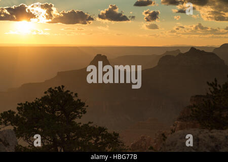 Il massiccio di roccia, Grand Canyon, tramonto, North Rim, il Parco Nazionale del Grand Canyon, Arizona, Stati Uniti d'America Foto Stock