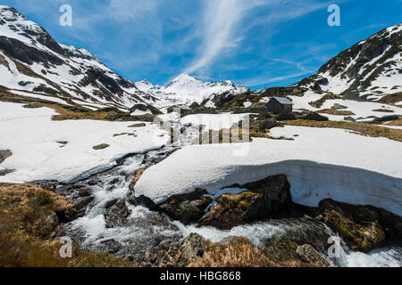 Giglachbach fluisce attraverso innevato paesaggio di montagna con cottage, Engelkarspitz, Rohrmoos Obertal, Schladminger Tauern Foto Stock