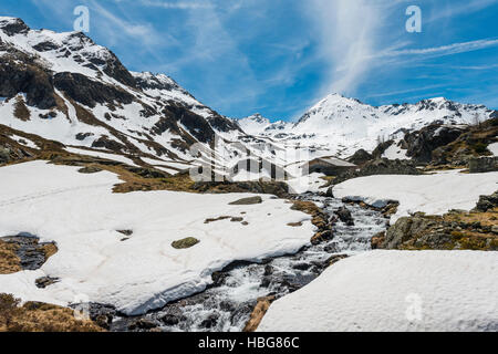 Giglachbach fluisce attraverso innevato paesaggio di montagna con cottage, Engelkarspitz, Rohrmoos Obertal, Schladminger Tauern Foto Stock