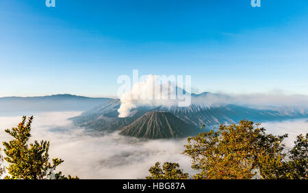 Fumatori Monte Bromo, vulcano Monte Batok, Mount Kursi, Bromo Tengger Semeru National Park, East Java, Indonesia Foto Stock