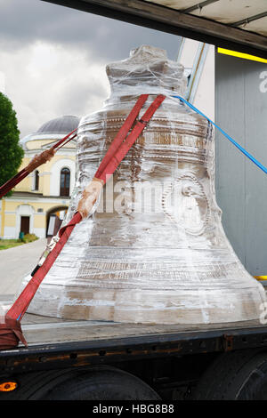 Campanile della chiesa il trasporto mediante carrello elevatore Foto Stock