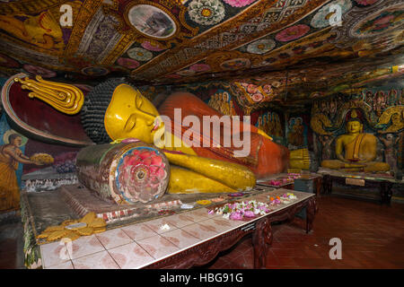 Reclining statua del Buddha e soffitti dipinti, Aluvihara Rock tempio nella grotta, provincia centrale, Sri Lanka Foto Stock