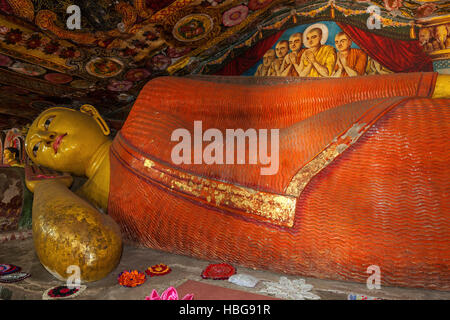 Reclining statua del Buddha e soffitti dipinti, Aluvihara Rock tempio nella grotta, provincia centrale, Sri Lanka Foto Stock