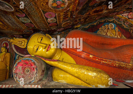 Reclining statua del Buddha e soffitti dipinti, Aluvihara Rock tempio nella grotta, provincia centrale, Sri Lanka Foto Stock