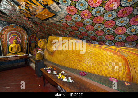 Buddha reclinato statua, soffitti dipinti, statue, Aluvihara Rock tempio nella grotta, provincia centrale, Sri Lanka Foto Stock