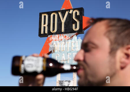 Uomo di bere birra di radice Foto Stock