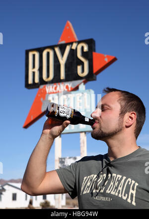 Uomo di bere birra di radice Foto Stock