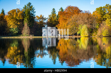 Pagodenburg riflessa nel lago Pagodenburg, il castello di Nymphenburg Park, autunno, Monaco di Baviera, Baviera, Baviera, Germania Foto Stock