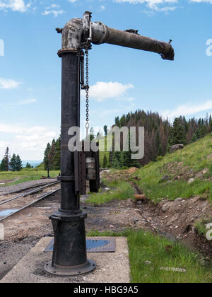 Acqua beccuccio di rifornimento su Cumbres Pass, Cumbres & Toltec Scenic Railroad tra Chama, Nuovo Messico e Antonito, Colorado. Foto Stock