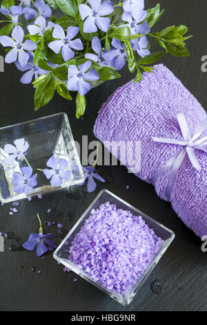 Bagno alla lavanda sali con fiori e asciugamano Foto Stock